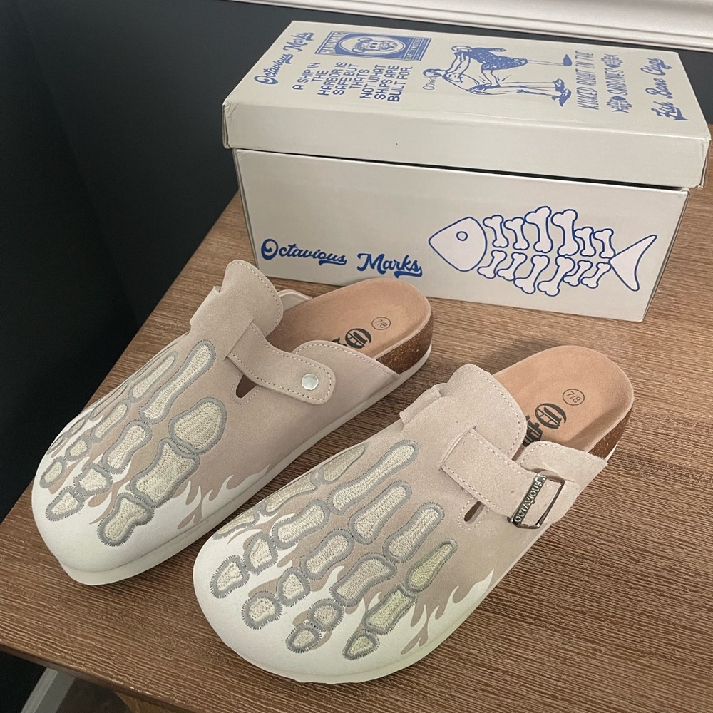 Octavious Mark Fishbone Unisex Clog Size: Men 7/8; Women 9/10